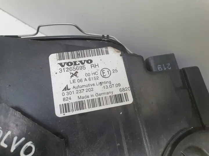 Volvo S40 II V50 LIFT PRZEDNIA LAMPA PRAWA prawy przód 0301237202 31265695