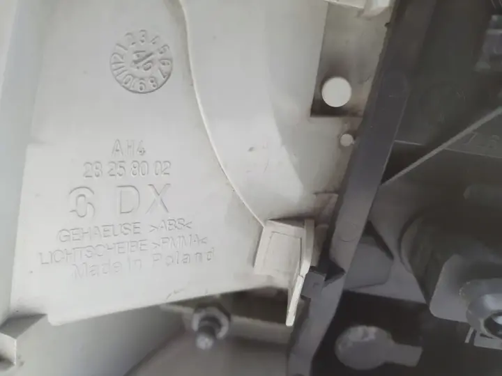 Vw Touareg I 02-06 TYLNA LAMPA PRAWA prawy tył pasażera 28258002