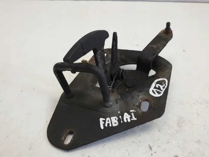 Skoda Fabia I RYGIEL PRZEDNIEJ MASKI Przód