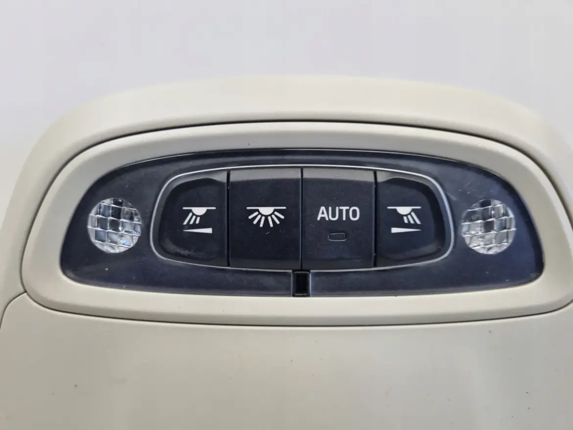 Volvo V40 II LAMPKA OŚWIETLENIA KABINY Podsufitka 31398259