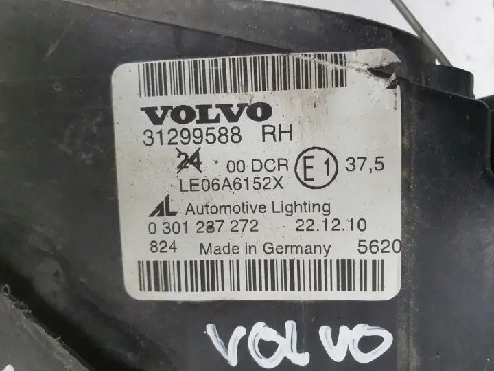 Volvo S40 II V50 LIFT PRZEDNIA LAMPA PRAWA prawy przód EUROPA 31299588