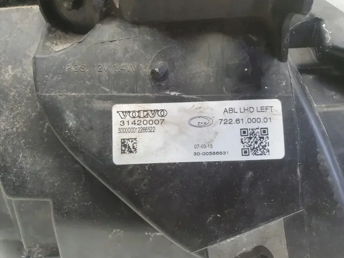 Volvo V40 II 12-16r PRZEDNIA LAMPA LEWA lewy przód EUROPA 31420007