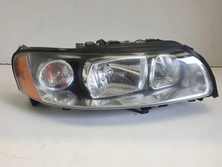 Volvo S60 I V70 II LIFT PRZEDNIA LAMPA PRAWA przód