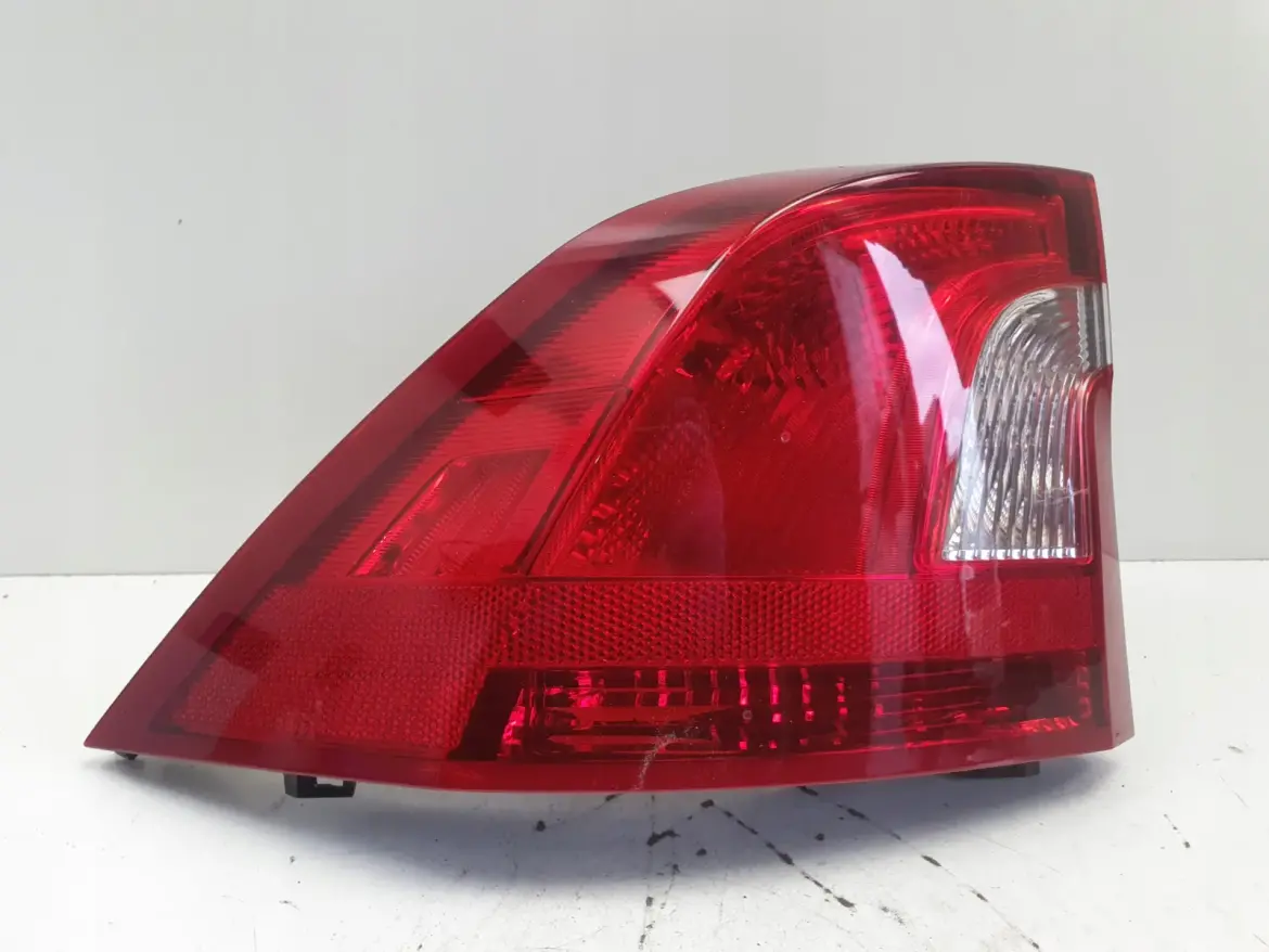 Volvo S60 II 10-13r TYLNIA TYLNA LAMPA LEWA lewy tył ŁADNA 30796267