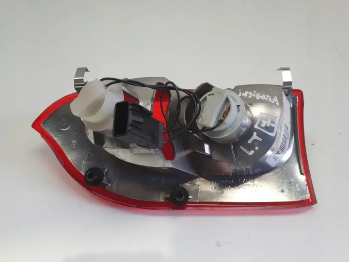Opel Insignia A kombi TYLNIA TYLNA LAMPA PRAWA prawy tył w klape 13226855
