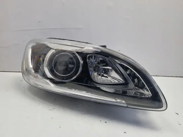 Volvo V60 S60 II LIFT PRZEDNIA LAMPA PRAWA prawy przód XENON 31698819