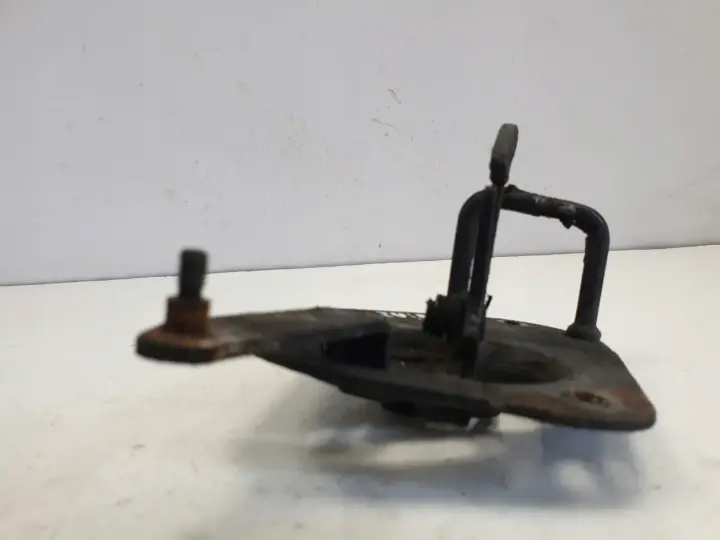 Skoda Fabia I RYGIEL PRZEDNIEJ MASKI Przód