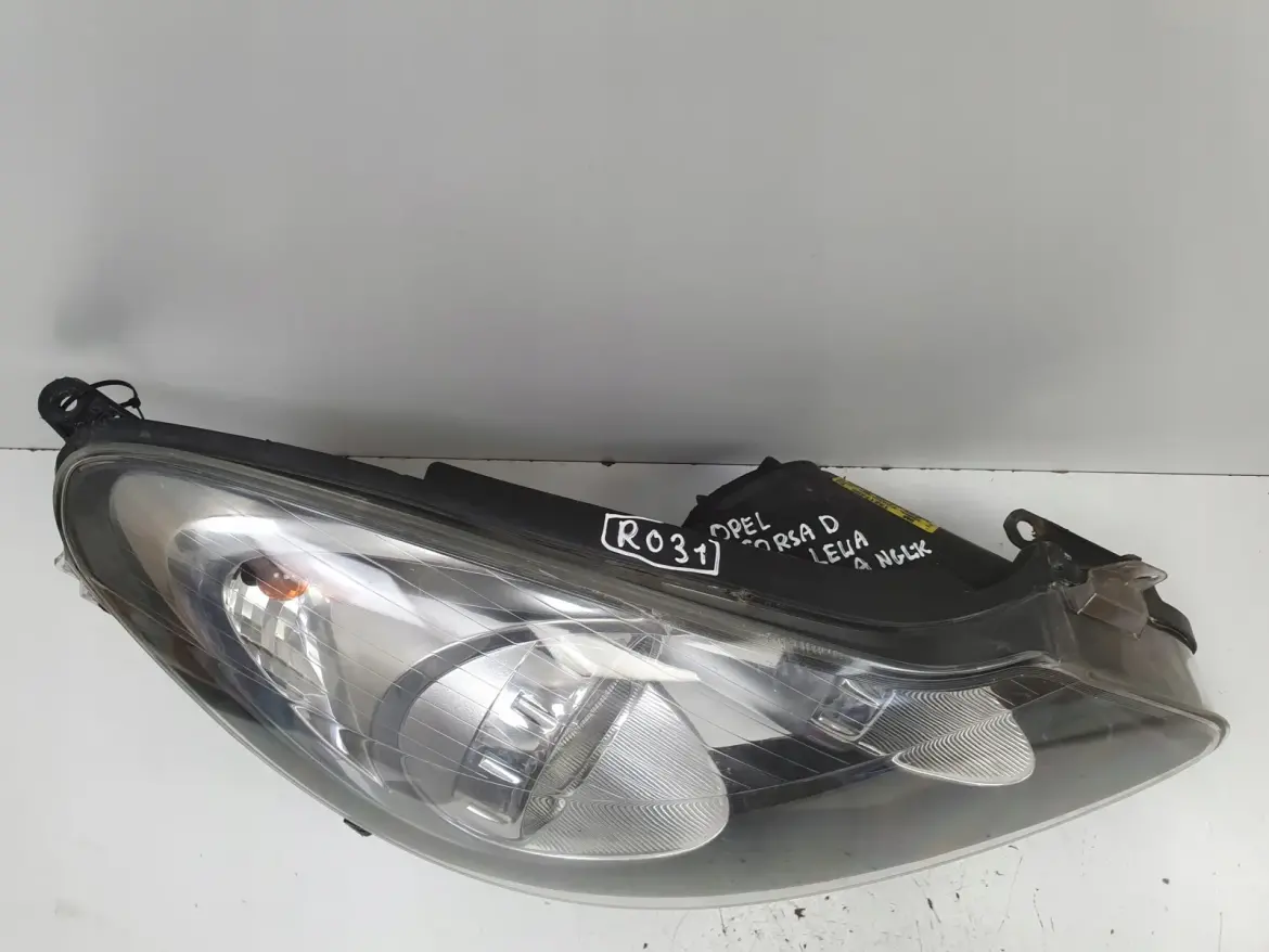 Opel Corsa D PRZEDNIA LAMPA PRAWA prawy przód anglik Ciemny klosz 13217456