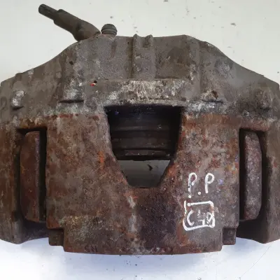 Volvo XC90 I PRZEDNI ZACISK HAMULCOWY Prawy przód Pasażera P.P 30657307 960