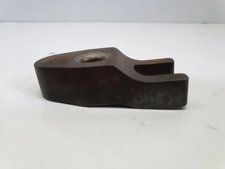 Volvo V70 III XC70 II lift 2.0D D4 ŁAPKA WTRYSKIWACZA wtrysku mocowanie