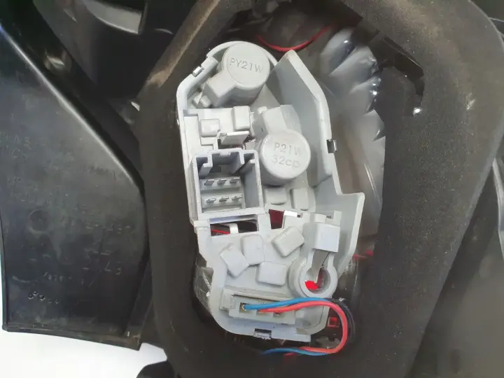 VOLVO V60 10-18r TYLNIA LAMPA LEWA LEWY TYŁ 31214963