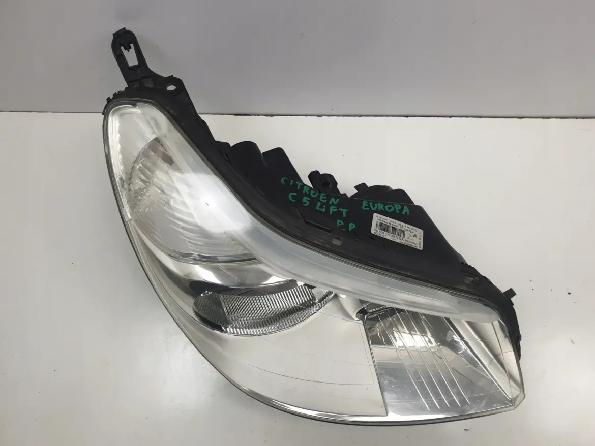 Citroen C5 LIFT PRZEDNIA LAMPA PRAWA przód EUROPA