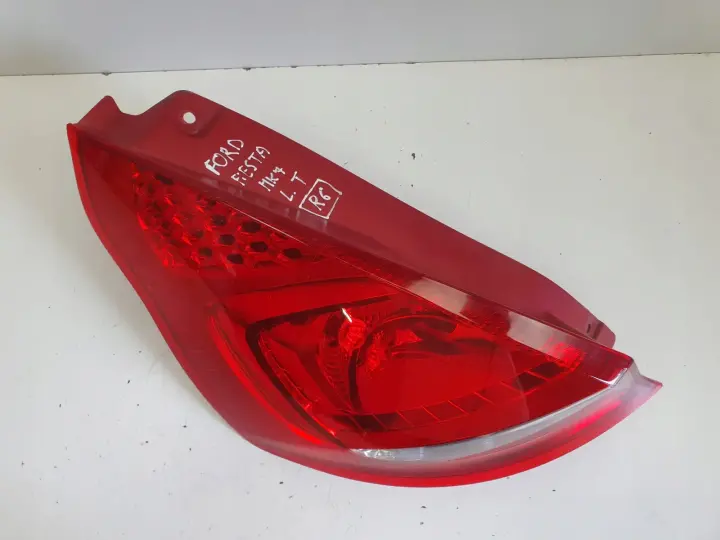 Ford Fiesta VII MK7 08-12r TYLNIA LAMPA LEWA LEWY TYŁ kierowcy 8A61-13405-A