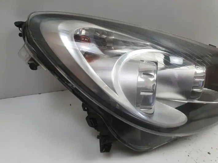 Opel Corsa D PRZEDNIA LAMPA PRAWA prawy przód anglik Ciemny klosz 13217456