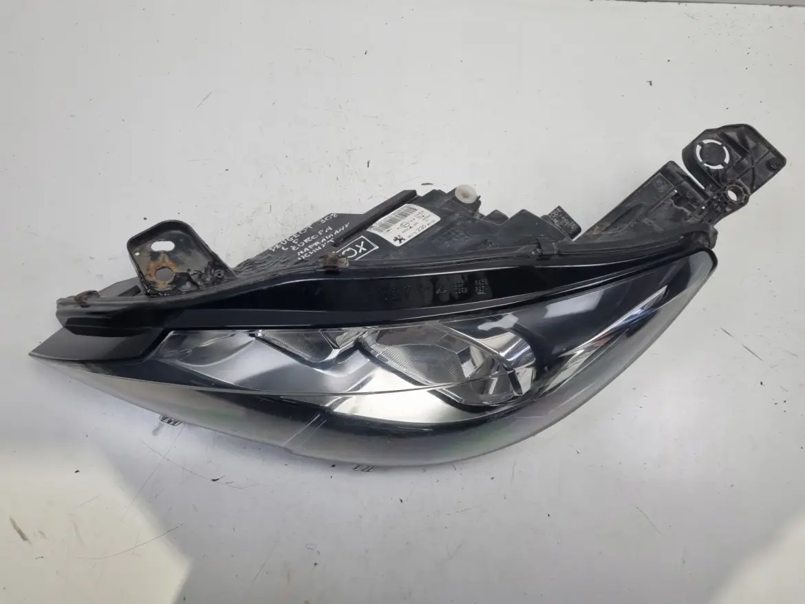 Peugeot 308 II PRZEDNIA LAMPA LEWA lewy przód EUROPA 9677523080