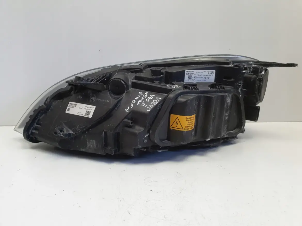 Volvo V40 II 12-16r PRZEDNIA LAMPA PRAWA prawy przód EUROPA 31420008