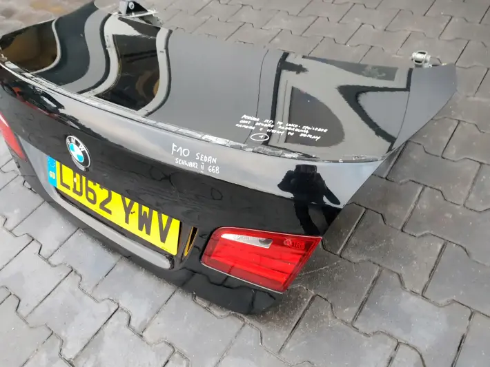 BMW F10 TYLNA KLAPA BAGAŻNIKA TYŁ LAMPY ZAMEK 668