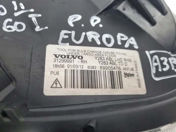 Volvo V60 S60 II PRZEDNIA LAMPA PRAWA prawy przód XENON EUROPA 31299991