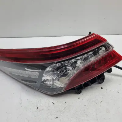 Toyota Camry 8 VIII 17-21r TYLNIA TYLNA LAMPA LEWA lewy tył 81561-33660