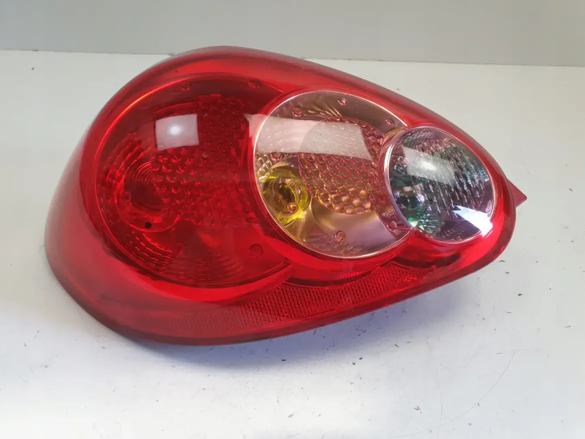 Toyota Aygo I TYLNA LAMPA LEWA lewy tył kierowcy