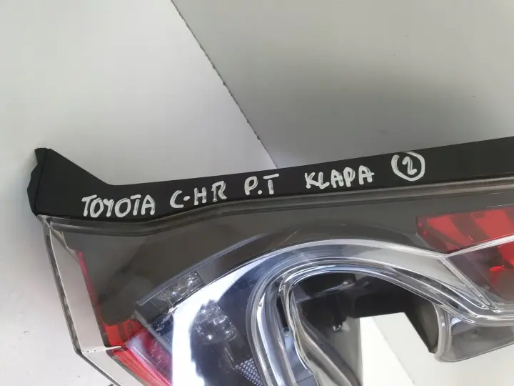 Toyota CHR C-HR TYLNIA TYLNA LAMPA PRAWA prawy tył w klape 81580-F4021-00