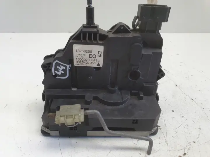Opel Corsa D ZAMEK DRZWI lewy tył kierowcy 13258266 EQ