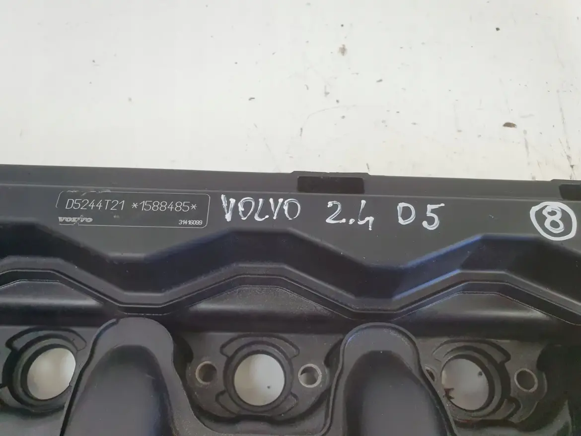 Volvo XC60 I 2.4 D5 POKRYWA ZAWORÓW kolektor 31430316