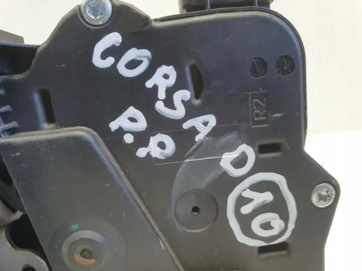 Opel Corsa D ZAMEK DRZWI prawy przód PASAŻERA 13258279