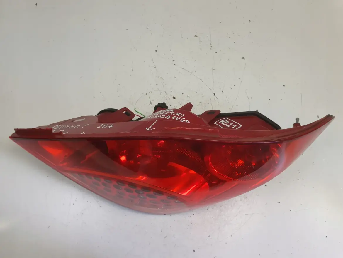 Peugeot 207 HB TYLNA LAMPA PRAWA prawy tył pasażera 9649986580