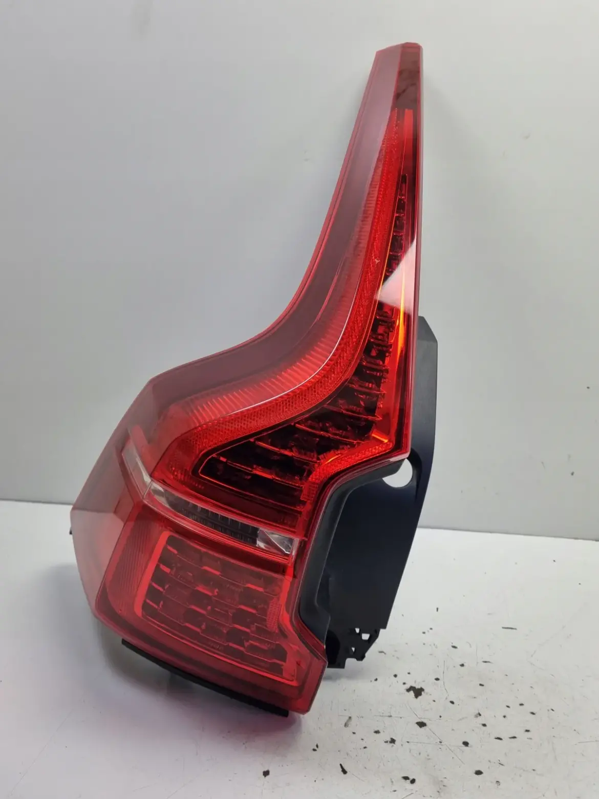 Volvo XC60 II 17-24r TYLNIA TYLNA LAMPA LEWA lewy tył 32228898