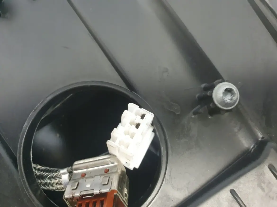 Volvo V40 II 12-16r PRZEDNIA LAMPA LEWA lewy przód EUROPA XENON 31420007