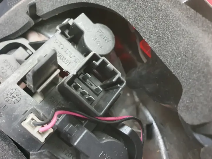 Volvo V40 II 12-16r TYLNIA TYLNA LAMPA LEWA lewy tył 31395844