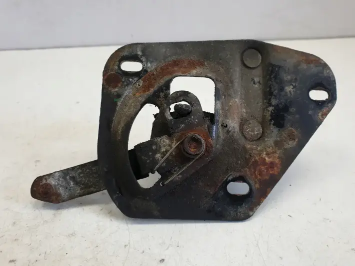 Skoda Fabia I RYGIEL PRZEDNIEJ MASKI Przód