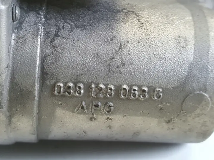 VW Golf V 1.9 TDI PRZEPUSTNICA 038128063G