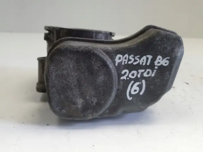 VW Passat B6 2.0 TDI PRZEPUSTNICA 03G128063B