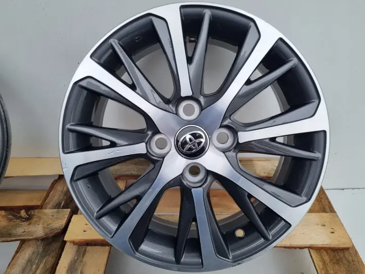 Toyota Yaris III FELGI ALUMINIOWE ALUFELGI KOMPLET 15 R15 ET39 15X5J 4X100