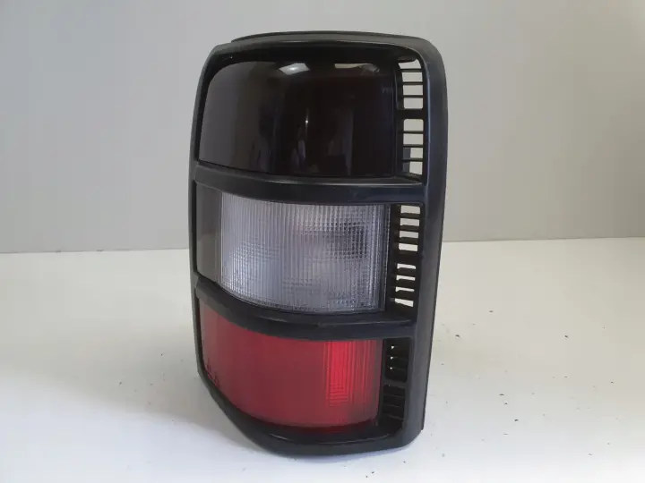 Mitsubishi Pajero II 91-99r TYLNIA TYLNA LAMPA PRAWA prawy tył