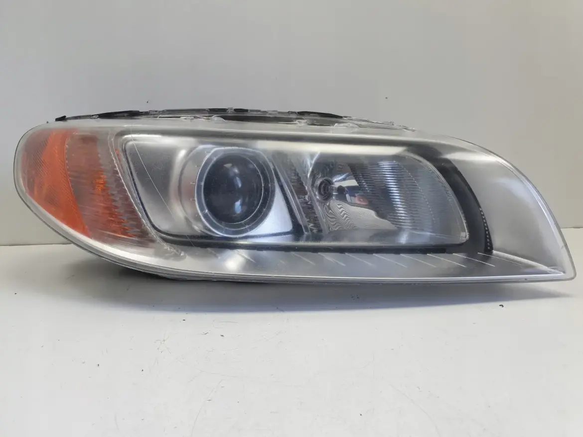 Volvo V70 III XC70 S80 II XENON PRZEDNIA LAMPA PRAWA prawy przód 31214348