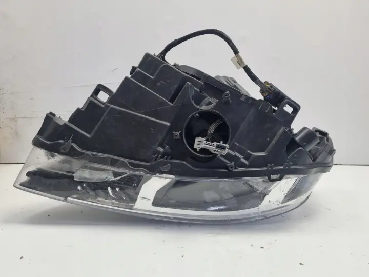 Volvo V60 S60 II LIFT PRZEDNIA LAMPA PRAWA prawy przód XENON 31698819