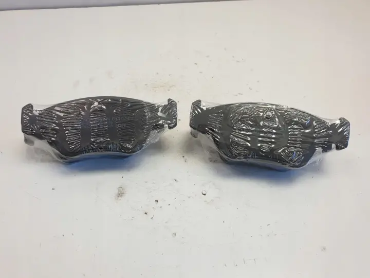 Mercedes CLK W209 3.0 V6 KLOCKI HAMULCOWE Przód