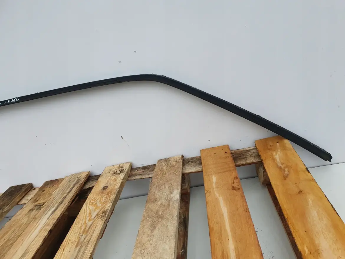 Mercedes W126 C126 SEC LISTWA SZYBY LEWA PRZEDNIA