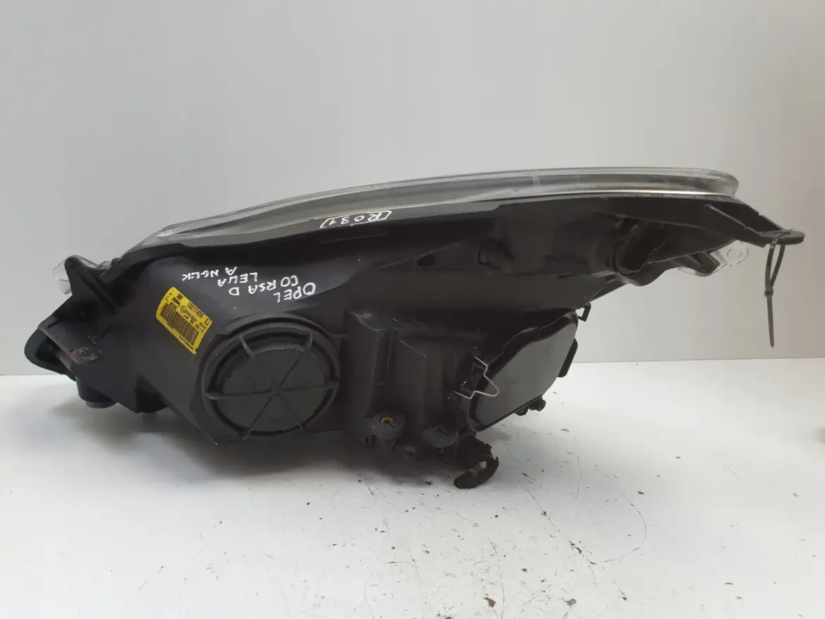 Opel Corsa D PRZEDNIA LAMPA PRAWA prawy przód anglik Ciemny klosz 13217456