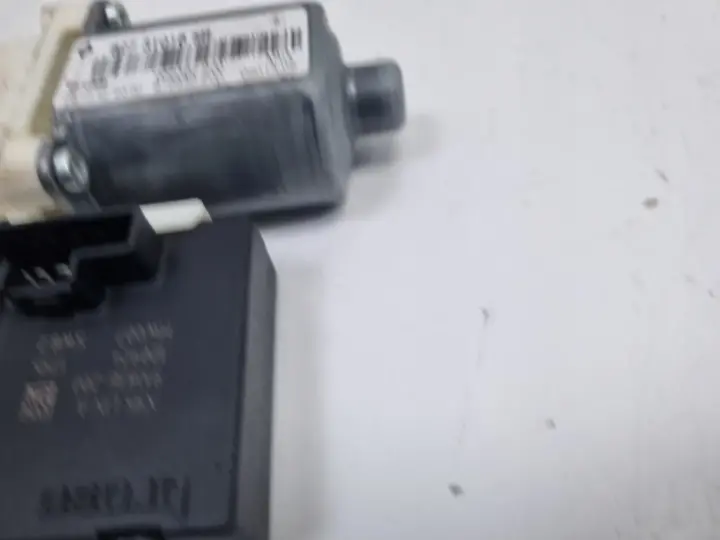 Renault Megane III LEWY TYLNY SILNICZEK SZYBY tył 827310185R