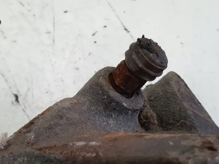 Nissan X-Trail T30 PRZEDNI ZACISK HAMULCOWY lewy przód KIEROWCY