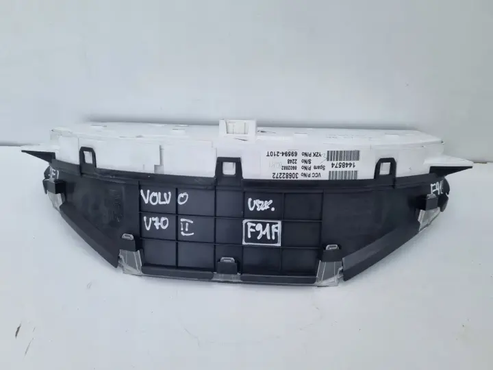 Volvo S60 I V70 II 2.5 T LICZNIK ZEGARY 30682272 Europa benzyna
