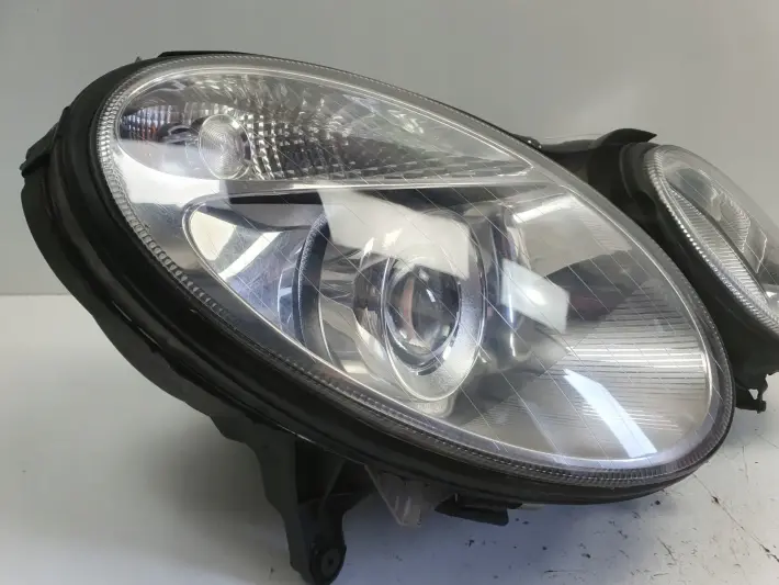 Mercedes W211 02-06 PRZEDNIA LAMPA PRAWA prawy przód anglik 154360-00
