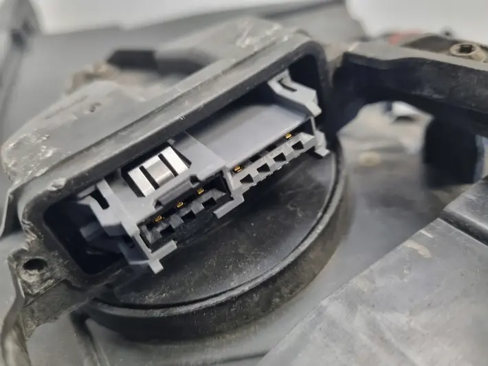 Volvo S60 II V60 10-13r PRZEDNIA LAMPA PRAWA PRAWY PRZÓD xenon 31299991