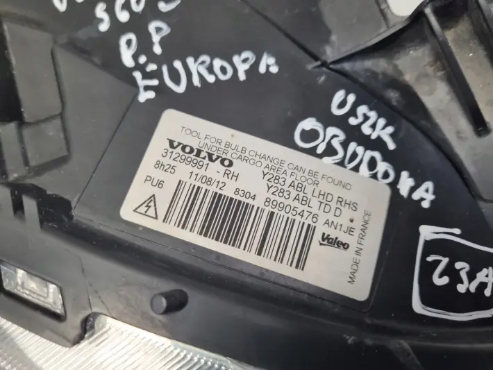 Volvo V60 S60 II PRZEDNIA LAMPA PRAWA prawy przód XENON EUROPA 31299991