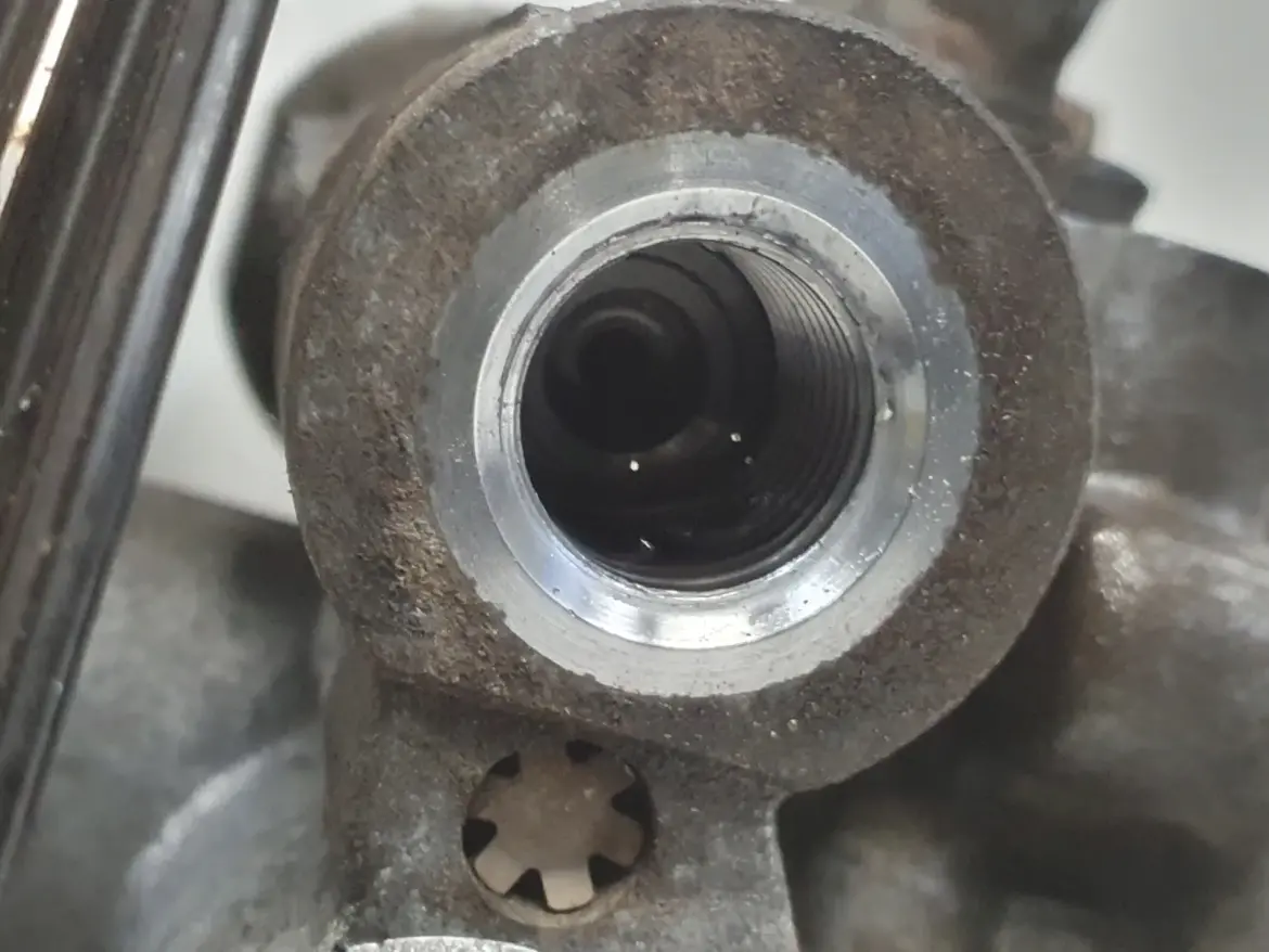 Mazda 3 BK 1.6 16V POMPA WSPOMAGANIA kyb