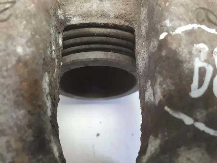 Mercedes W204 PRZEDNI ZACISK HAMULCOWY prawy przód PASAŻERA 295x28